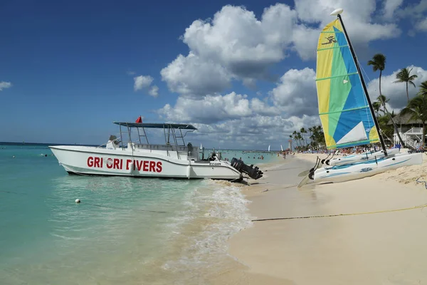 Barco de mergulho em Playa Bayahibe Beach em La Romana, República Dominicana — Fotografia de Stock