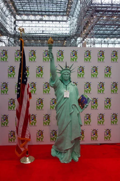 Statue of Liberty with visitors ID at the Greater NY Dental Meeting in Javits Center. — Stock Photo, Image