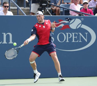 Profesyonel tenis oyuncusu Illya Marchenko Ukrayna'nın bize açık 2016 onun dördüncü yuvarlak maç sırasında eylem 