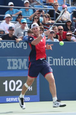 Profesyonel tenis oyuncusu Illya Marchenko Ukrayna'nın bize açık 2016 onun dördüncü yuvarlak maç sırasında eylem 