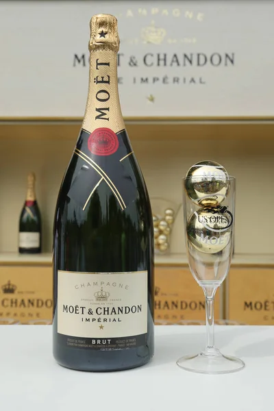 Champanhe Moet e Chandon apresentado no National Tennis Center durante o US Open 2016 — Fotografia de Stock