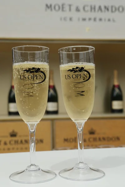 Шампанское Moet и Chandon презентовано в Национальном теннисном центре на US Open 2016 — стоковое фото