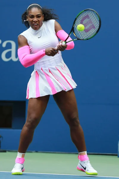 La championne du Grand Chelem Serena Williams des États-Unis en action lors de sa quatrième ronde à l'US Open 2016 — Photo