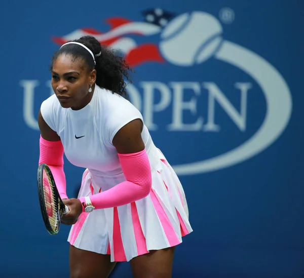 La campeona de Grand Slam Serena Williams de Estados Unidos en acción durante su cuarto partido en el US Open 2016 — Foto de Stock