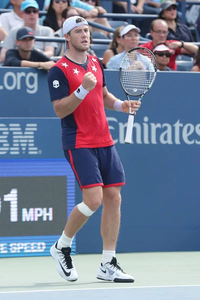 Профессиональный теннисист Илья Марченко из Украины в действии во время матча четвертого раунда на US Open 2016 — стоковое фото