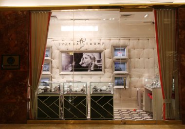  Ivanka Trump ince takı Boutique Trump tower Midtown Manhattan'ın içinde