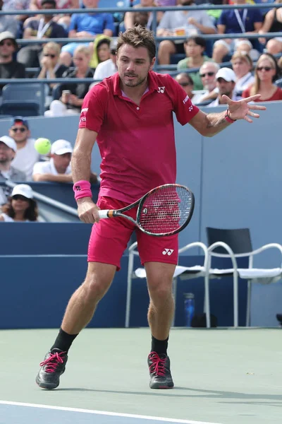 El campeón de Grand Slam Stanislas Wawrinka de Suiza en acción durante su cuarto partido en el US Open 2016 — Foto de Stock