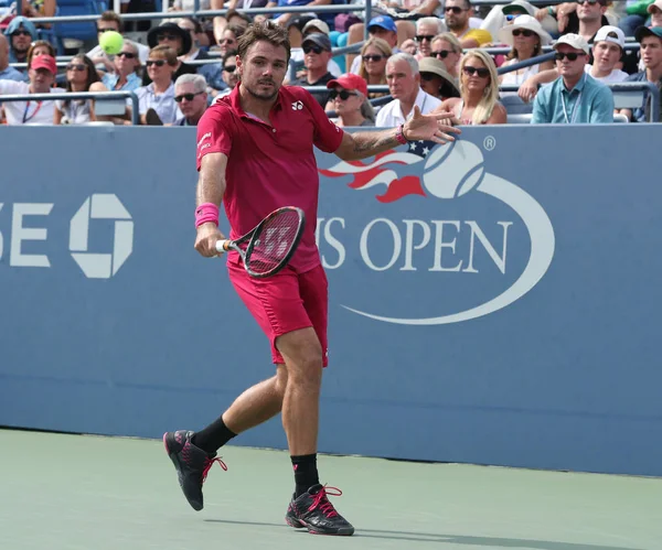 El campeón de Grand Slam Stanislas Wawrinka de Suiza en acción durante su cuarto partido en el US Open 2016 — Foto de Stock