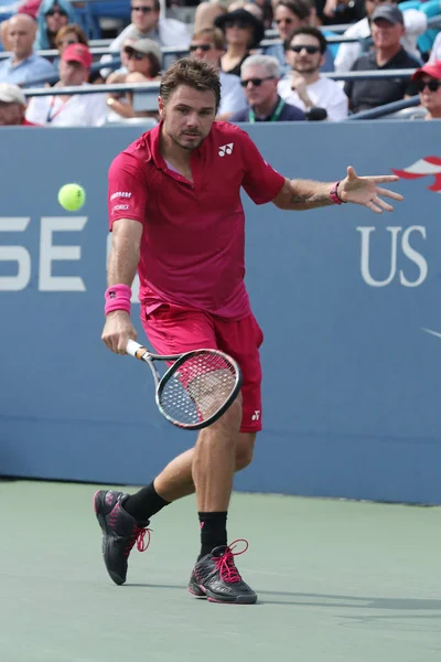 Чемпион Большого шлема Станислас Вавринка из Швейцарии в действии во время четвертого раунда матча на US Open 2016 — стоковое фото