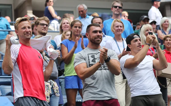 Trener tenisa Jiri Vanek (L) świętuje zwycięstwo Karolina Pliskova Republiki Czeskiej, po jej cztery rundy meczu o nas Open 2016 — Zdjęcie stockowe