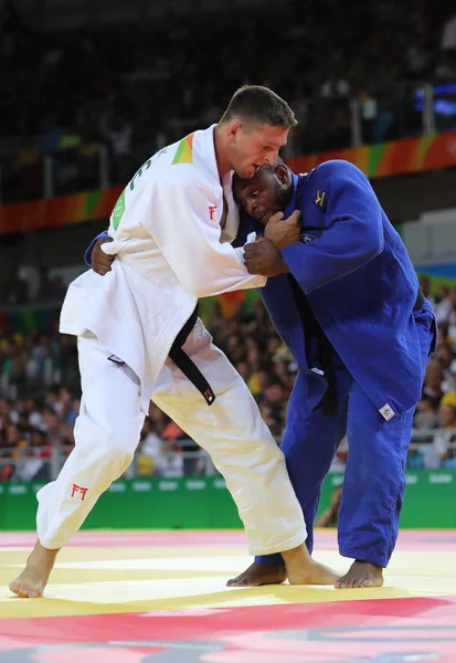 Campeón Olímpico República Checa Judoka Lukas Krpalek (en blanco) en acción contra Jorge Fonseca de Portugal durante el partido masculino -100 kg de los Juegos Olímpicos de Río 2016 — Foto de Stock