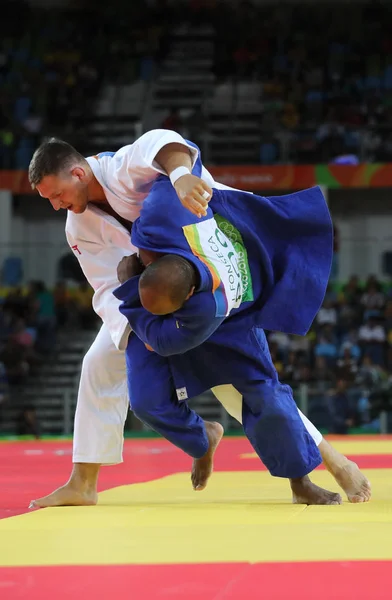 Campeón Olímpico República Checa Judoka Lukas Krpalek (en blanco) en acción contra Jorge Fonseca de Portugal durante el partido masculino -100 kg de los Juegos Olímpicos de Río 2016 — Foto de Stock