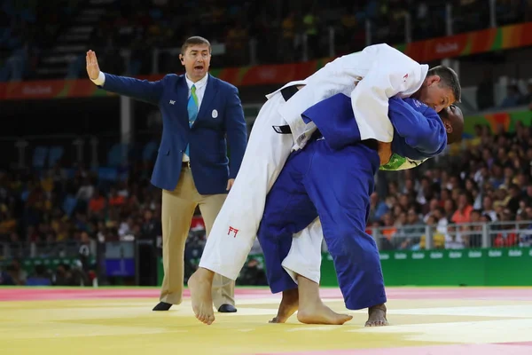 Olimpiyat Şampiyonu Çek Cumhuriyeti li Lukas Krpalek (beyaz içinde) erkek-100 kg maç Rio 2016 Olimpiyatları sırasında Portekiz Jorge Fonseca karşı eylem — Stok fotoğraf