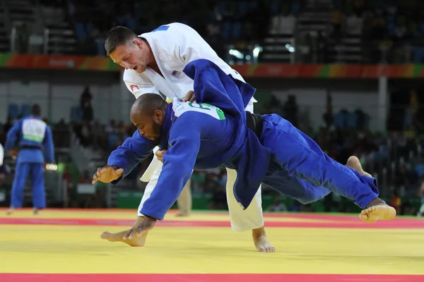 Olimpiyat Şampiyonu Çek Cumhuriyeti li Lukas Krpalek (beyaz içinde) erkek-100 kg maç Rio 2016 Olimpiyatları sırasında Portekiz Jorge Fonseca karşı eylem — Stok fotoğraf