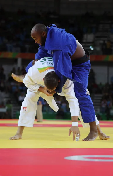 Campeón Olímpico República Checa Judoka Lukas Krpalek (en blanco) en acción contra Jorge Fonseca de Portugal durante el partido masculino -100 kg de los Juegos Olímpicos de Río 2016 — Foto de Stock