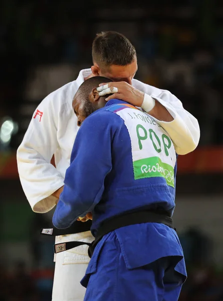 Campeón Olímpico República Checa Judoka Lukas Krpalek (en blanco) después de la victoria contra Jorge Fonseca de Portugal - 100 kg partido de los Juegos Olímpicos de Río 2016 — Foto de Stock