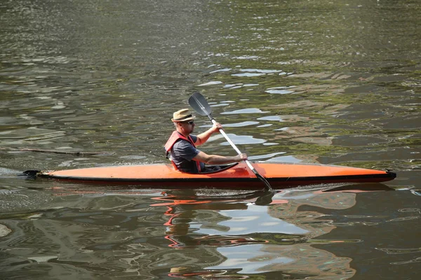 Kayaker não identificado no rio Yarra em Melbourne — Fotografia de Stock