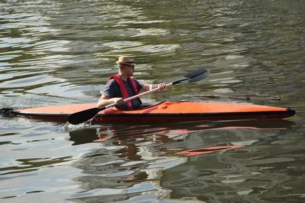 Niezidentyfikowane kayaker na rzece Yarra w Melbourne — Zdjęcie stockowe