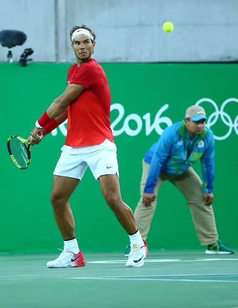 Campeón Olímpico Rafael Nadal de España en acción durante la semifinal individual masculina de los Juegos Olímpicos de Río 2016 — Foto de Stock