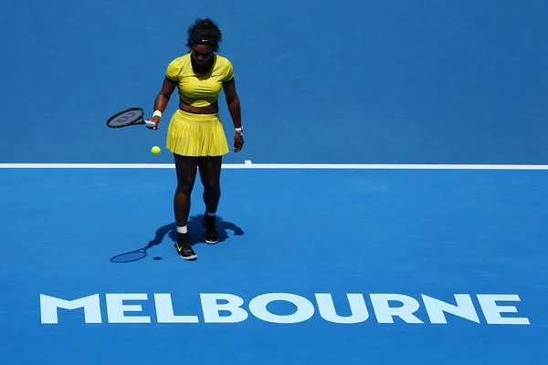 Vinte e uma vezes campeã do Grand Slam Serena Williams em ação durante sua partida de quartas de final no Australian Open 2016 — Fotografia de Stock