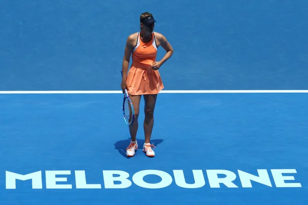 Cinco vezes campeã do Grand Slam Maria Sharapova da Rússia em ação durante partida de quartas de final contra Serena Williams no Australian Open 2016 — Fotografia de Stock