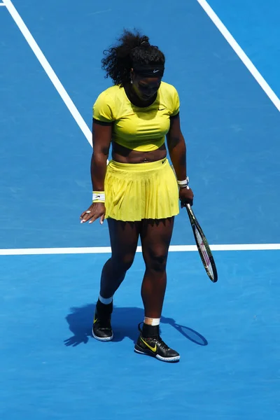 Veintiún veces campeona de Grand Slam Serena Williams en acción durante su partido de cuartos de final en el Abierto de Australia 2016 —  Fotos de Stock