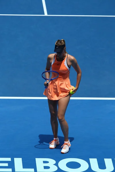 Pięć razy Grand Slam mistrz Maria Szarapowa w akcji podczas meczu ćwierćfinału przeciwko Serena Williams w Australian Open 2016 — Zdjęcie stockowe