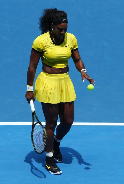 Vinte e uma vezes campeã do Grand Slam Serena Williams em ação durante sua partida de quartas de final no Australian Open 2016 — Fotografia de Stock