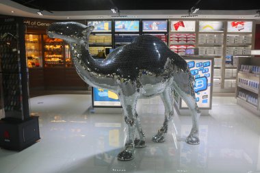  Prenses Juliana Uluslararası Havaalanı terminalinde Duty Free Shop deve sigara görüntüleme
