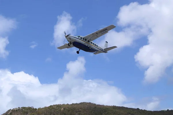 St. Barth Commuter avião decolando do aeroporto de St Barts — Fotografia de Stock