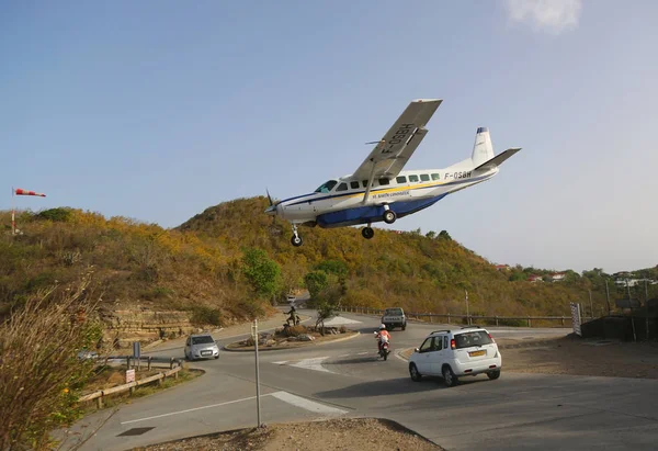 Dramático avião St. Barth Commuter aterrissando no aeroporto de St Barts . — Fotografia de Stock