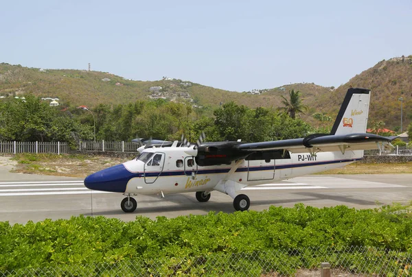 Winair DHC-6 aircraft landed at St Barts airport — Stock Photo, Image