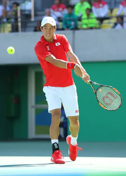 Jugador profesional de tenis Kei Nishikori de Japón en acción durante su partido individual masculino semifinal de los Juegos Olímpicos de Río 2016 — Foto de Stock