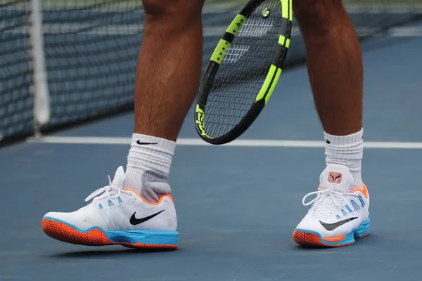 Rafael Nadal, campeón del Grand Slam de España, usa zapatos de tenis Nike personalizados durante la práctica del US Open 2016 — Foto de Stock