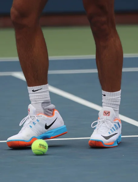 Grand Slam πρωταθλητή Rafael Nadal Ισπανία φοράει έθιμο παπούτσια τένις Nike κατά τη διάρκεια της πρακτικής για εμάς Open 2016 — Φωτογραφία Αρχείου