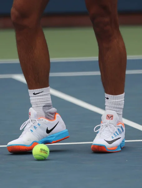 Grand Slam şampiyonu İspanya Rafael Nadal özel Nike tenis ayakkabıları antrenman sırasında bize açık 2016 için giyer — Stok fotoğraf