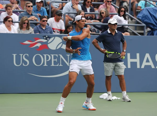 Der vierzehnmalige Grand-Slam-Champion Rafael Nadal aus Spanien mit seinem Trainer Tony Nadal übt für das Open 2016 — Stockfoto