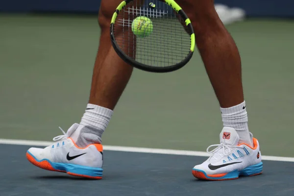 Чемпион Большого шлема Рафаэль Надаль из Испании носит традиционные теннисные туфли Nike во время тренировки для US Open 2016 — стоковое фото