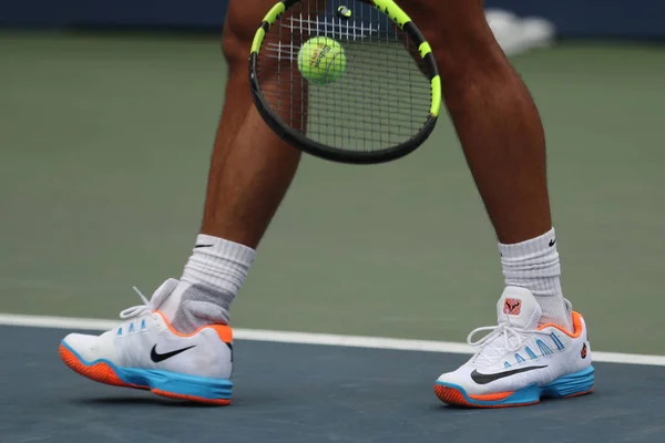 Grand Slam Championem Rafael Nadal Hiszpanii nosi personalizowane buty tenisowe Nike podczas praktyki dla nas Open 2016 — Zdjęcie stockowe