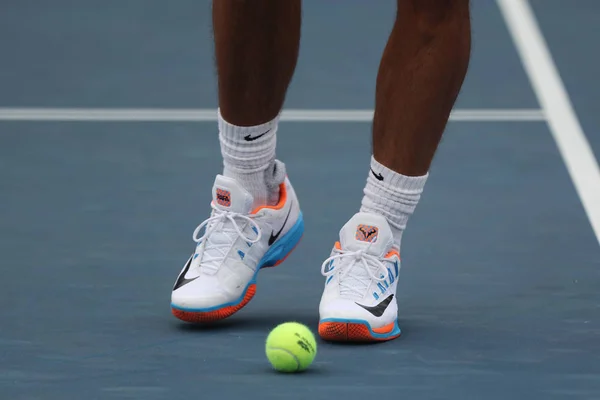 Rafael Nadal, campeón del Grand Slam de España, usa zapatos de tenis Nike personalizados durante la práctica del US Open 2016 —  Fotos de Stock