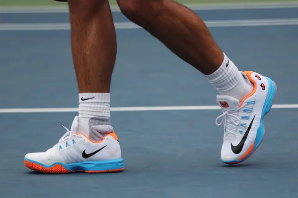 Grand Slam Championem Rafael Nadal Hiszpanii nosi personalizowane buty tenisowe Nike podczas praktyki dla nas Open 2016 — Zdjęcie stockowe