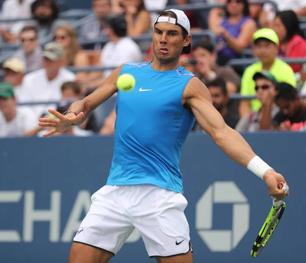 El campeón del Grand Slam Rafael Nadal de España en la práctica para el US Open 2016 —  Fotos de Stock