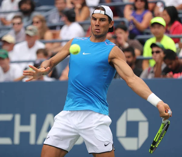 Le champion du Grand Chelem Rafael Nadal d'Espagne en pratique pour l'US Open 2016 — Photo