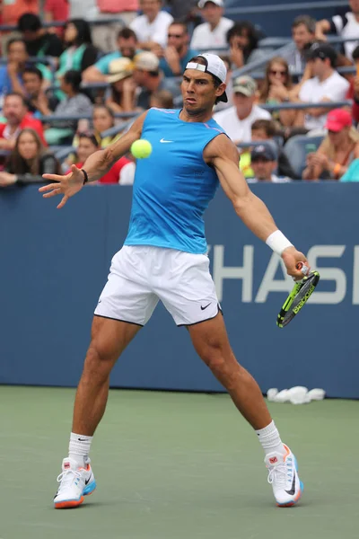 Grand Slam şampiyonu İspanya Rafael Nadal pratikte bize açık 2016 — Stok fotoğraf