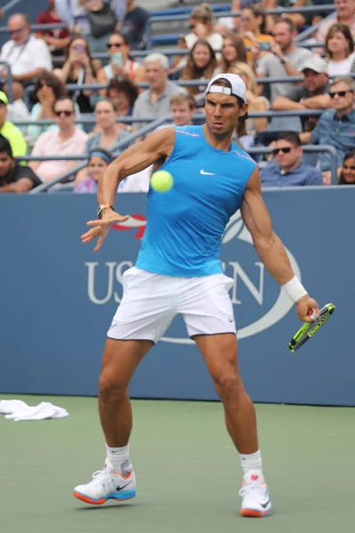 El campeón del Grand Slam Rafael Nadal de España en la práctica para el US Open 2016 — Foto de Stock