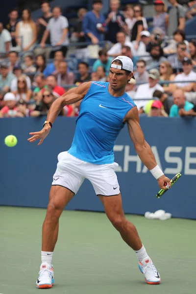 Grand Slam şampiyonu İspanya Rafael Nadal pratikte bize açık 2016 — Stok fotoğraf