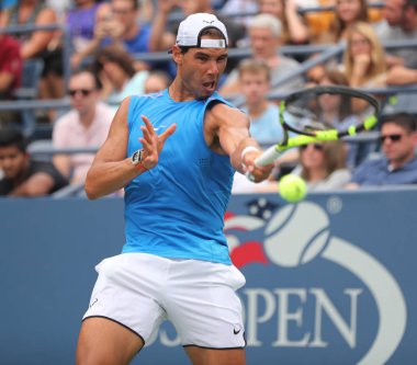 Grand Slam şampiyonu İspanya Rafael Nadal pratikte bize açık 2016