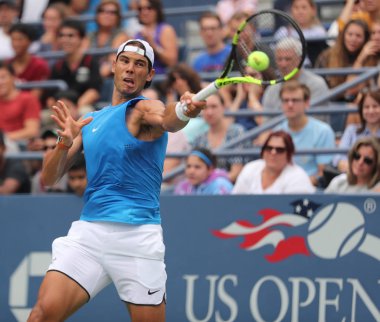Grand Slam şampiyonu İspanya Rafael Nadal pratikte bize açık 2016