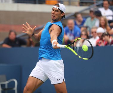 Grand Slam şampiyonu İspanya Rafael Nadal pratikte bize açık 2016