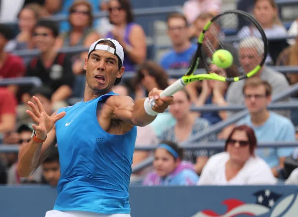 El campeón del Grand Slam Rafael Nadal de España en la práctica para el US Open 2016 — Foto de Stock